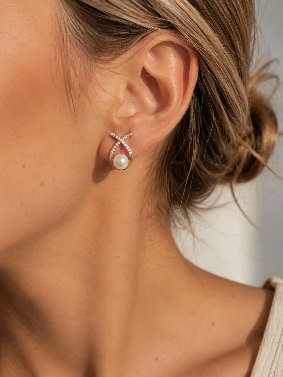 Boucles d’oreilles dorées perles & zircon – chic et intemporelles